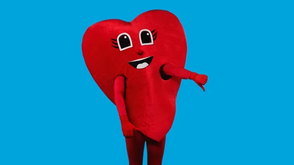 Kırmızı Kalp Kostümlü Kişi Mavi Üzerinde Baş Parmağını Gösteriyor — Stok fotoğraf