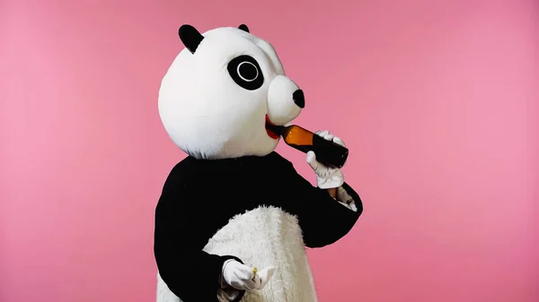 Osoba Stroju Panda Picie Wina Butelki Gospodarstwa Korka Izolowane Różowy — Zdjęcie stockowe