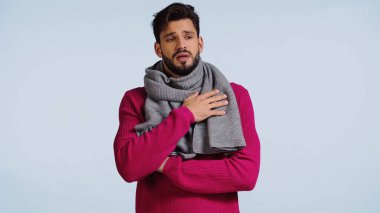 Sakallı ve hasta süveter ve eşarplı adam mavi üzerine izole edilmiş. 