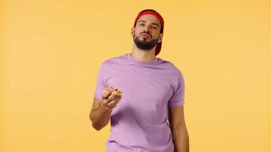 Sakallı genç adam izole edilmiş pizza yiyor. 
