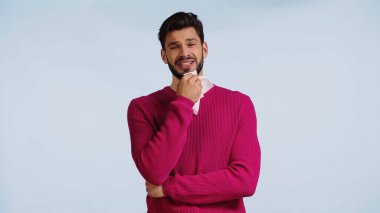 Üzgün adam ağlıyor ve elinde mavi peçete tutuyor. 