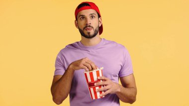 Adam film izleyip patlamış mısır kovasına sarıda ulaşmış.
