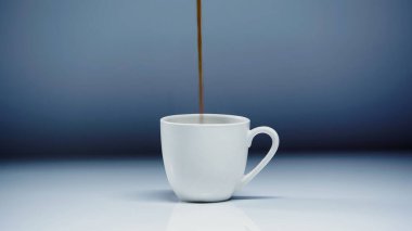 Beyaz ve gri bardağa dökülen sıcak espresso. 
