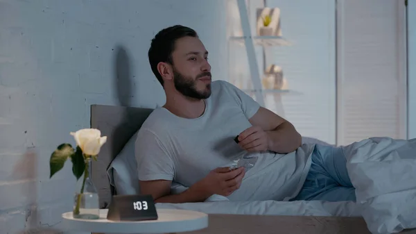 Homem Segurando Barra Chocolate Cama Noite — Fotografia de Stock