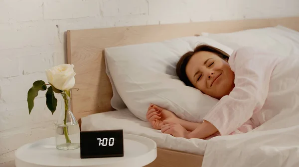 Sleepy Woman Lying Bed Clock Flower Home — Stockfoto
