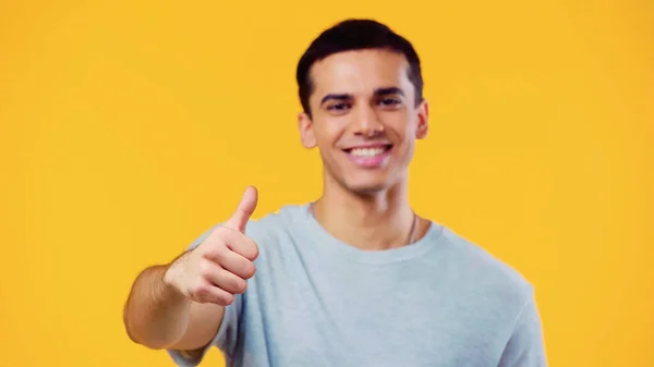 Gülümseyen Bulanık Bir Adam Kameraya Bakarken Sarıda Izole Bir Şekilde — Stok fotoğraf