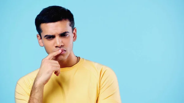 Pensive Jongeman Aanraken Lippen Denken Geïsoleerd Blauw — Stockfoto