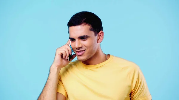 Glimlachende Jonge Man Geel Shirt Praten Mobiele Telefoon Geïsoleerd Blauw — Stockfoto
