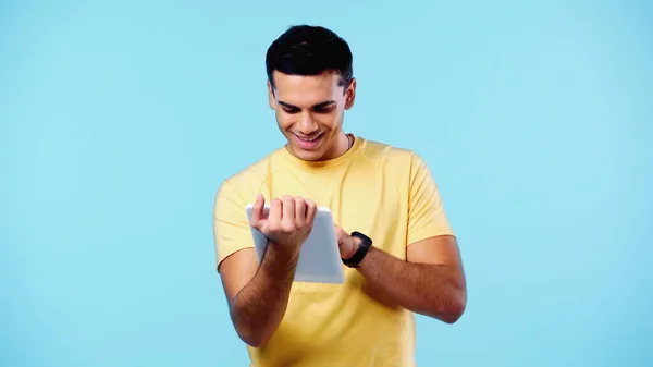 Boldog Fiatalember Sárga Pólóban Digitális Tabletta Elszigetelt Kék — Stock Fotó