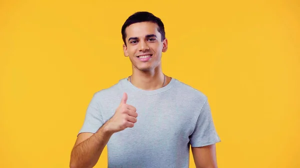 Positieve Man Shirt Tonen Als Geïsoleerd Geel — Stockfoto