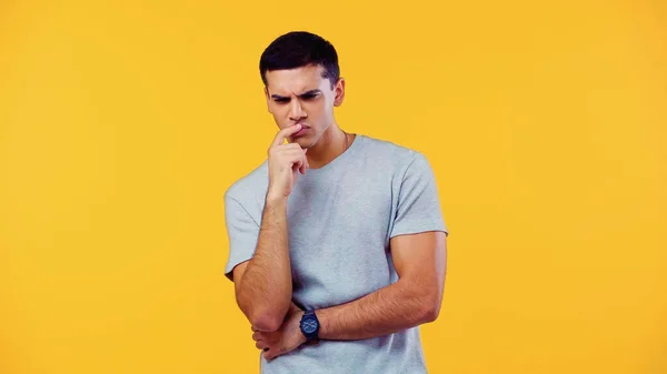 Σκεπτικός Νεαρός Άνδρας Shirt Αγγίζοντας Χείλη Απομονώνονται Κίτρινο — Φωτογραφία Αρχείου