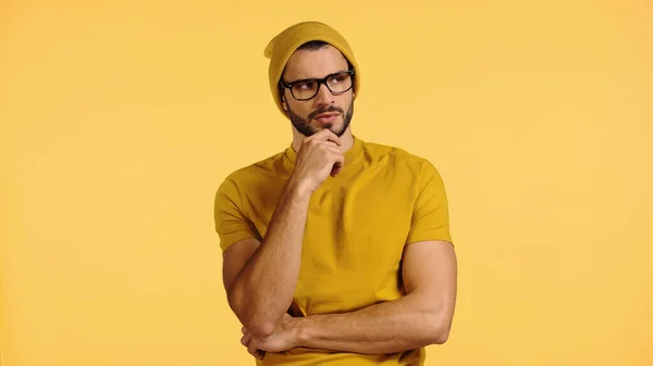 Zamyšlený Mladý Muž Čepici Izolované Žluté — Stock fotografie