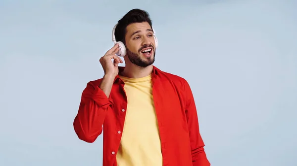 Hombre Barbudo Escuchando Música Través Auriculares Cantando Aislado Azul — Foto de Stock