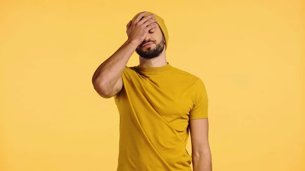 Hombre Joven Gorro Sombrero Que Muestra Palma Cara Aislado Amarillo —  Fotos de Stock