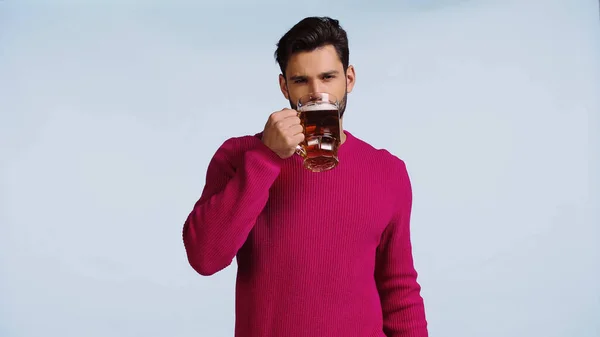 Ung Man Håller Glasmugg Och Dricka Isolerad Blå — Stockfoto