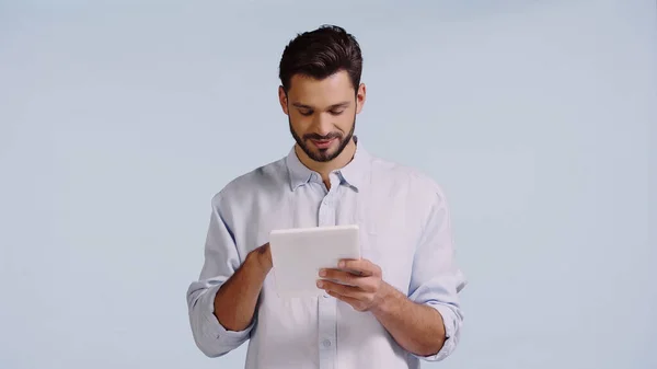 Hombre Feliz Utilizando Tableta Digital Aislado Azul — Foto de Stock