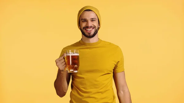 Hombre Feliz Gorro Sombrero Camiseta Sosteniendo Taza Vidrio Con Cerveza — Foto de Stock