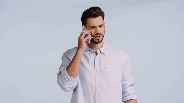 Ung Man Pratar Mobiltelefon Isolerad Blå — Stockfoto
