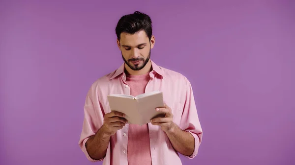 Young Bearded Man Reading Book Isolated Purple — Zdjęcie stockowe