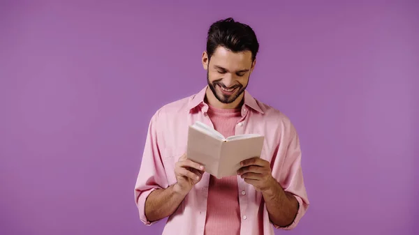 Cheerful Bearded Man Reading Book Isolated Purple — Zdjęcie stockowe