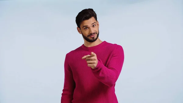 Hombre Suéter Rosa Apuntando Con Dedo Aislado Azul —  Fotos de Stock