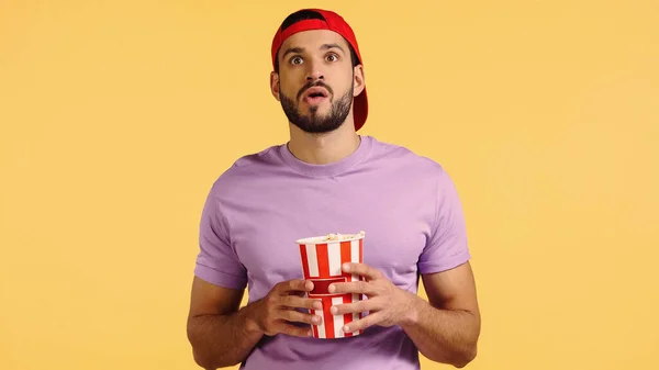 Šokovaný Muž Sleduje Film Drží Popcorn Kbelík Izolované Žluté — Stock fotografie