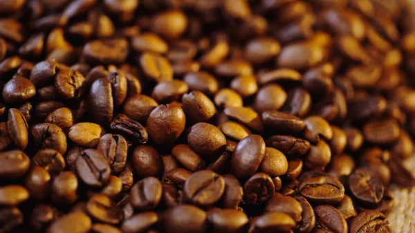 Zbliżenie Świeżych Palonych Ziaren Kawy — Zdjęcie stockowe
