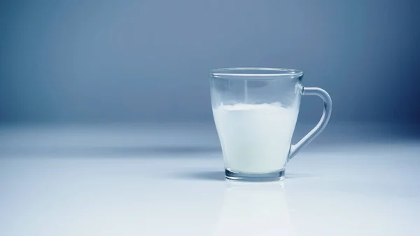 Vaso Leche Fresca Blanco Gris —  Fotos de Stock