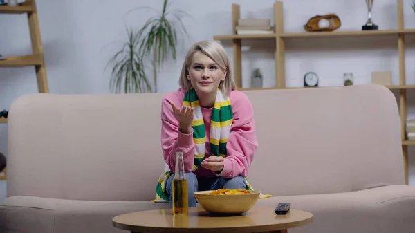 Displeased Sport Fan Woman Pointing Hand While Watching Championship Home — Fotografia de Stock