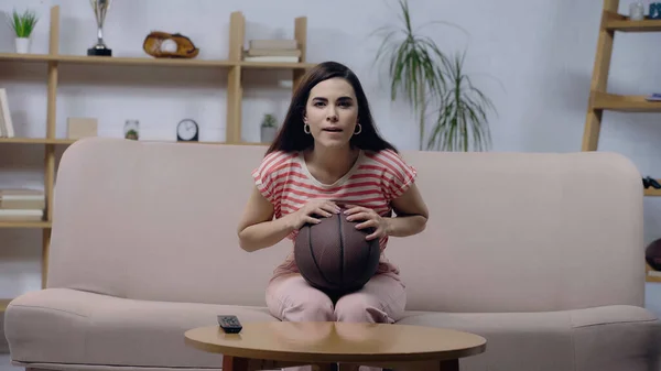 Joven Mujer Concentrada Viendo Partido Baloncesto Sofá Casa — Foto de Stock