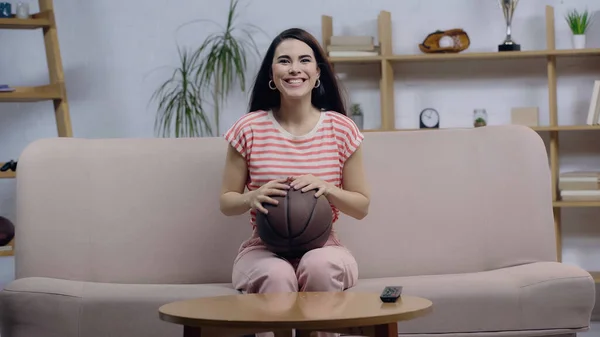 Feliz Deporte Fan Mujer Viendo Baloncesto Partido Mientras Sentado Sofá — Foto de Stock