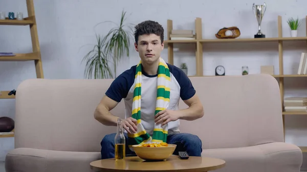 Hombre Sorprendido Bufanda Rayas Viendo Competencia Deportiva Cerca Cerveza Patatas — Foto de Stock