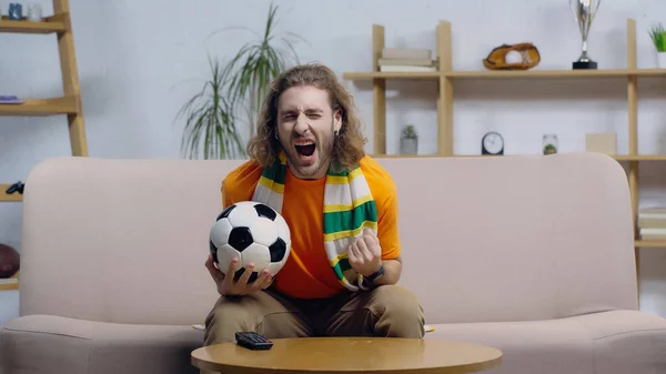 Futbol Topu Tutan Heyecanlı Bir Adam Televizyonunda Şampiyonluk Maçı Izlerken — Stok fotoğraf