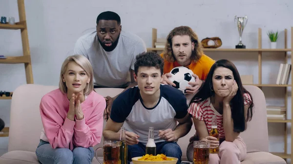 Amigos Multiétnicos Tensos Viendo Partidos Fútbol Casa Cerca Cerveza Patatas — Foto de Stock