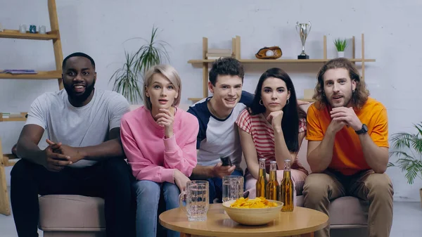 Entusiastas Del Deporte Multiétnico Viendo Partido Televisión Cerca Cerveza Patatas — Foto de Stock