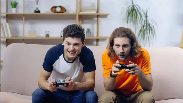 Kyiv Ucrania Diciembre 2021 Hombre Emocionado Positivo Jugando Videojuegos Wth — Foto de Stock