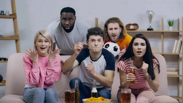 Amigos Multiculturales Emocionales Haciendo Gestos Mientras Campeonato Fútbol Televisión Casa — Foto de Stock