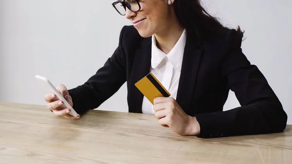 Alegre Mujer Negocios Haciendo Compras Línea Mientras Sostiene Teléfono Inteligente — Foto de Stock