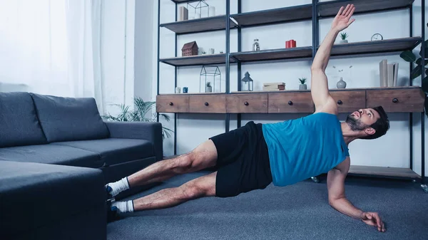 Joven Deportista Entrenamiento Lado Tablón Pose Ejercicio Piso Casa — Foto de Stock