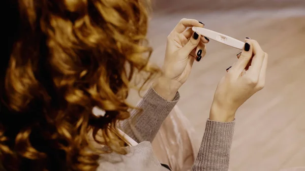 Hamilelik testi yaptıran kadının genel görünümü 