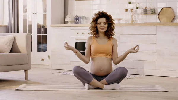 Smiling Pregnant Woman Closed Eyes Sitting Yoga Pose Home — 图库照片