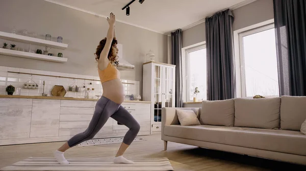 Vista Laterale Della Donna Incinta Che Allena Sul Tappeto Fitness — Foto Stock