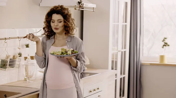 Joyful Pregnant Woman Holding Fresh Salad Fork Kitchen — Stockfoto