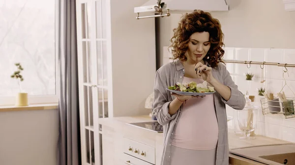Young Pregnant Woman Holding Fresh Salad Fork Kitchen — Stockfoto