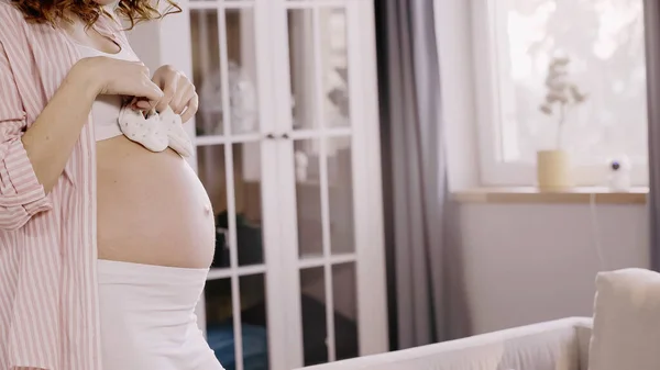 豊満な視界の妊娠中の女性保持赤ちゃんおっぱい近くの家 — ストック写真