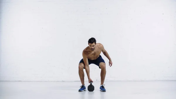 Barbudo Deportista Haciendo Ejercicio Con Pesadas Pesas Cerca Pared Ladrillo — Foto de Stock