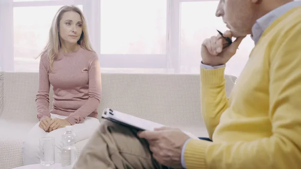 Mature Psychologist Holding Clipboard Listening Blonde Patient — Fotografia de Stock