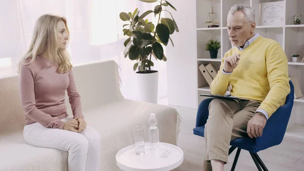 Pensive Mature Psychologist Having Conversation Blonde Patient — 图库照片