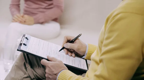 Vista Ritagliata Scrittura Psicoterapeuta Sugli Appunti Vicino Paziente — Foto Stock