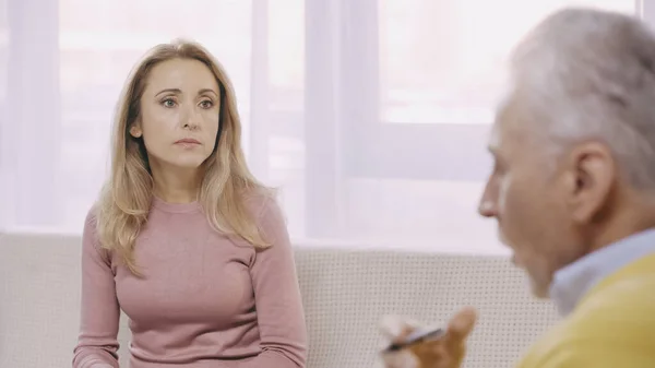 Donna Bionda Che Ascolta Guarda Psicoterapeuta Mezza Età — Foto Stock